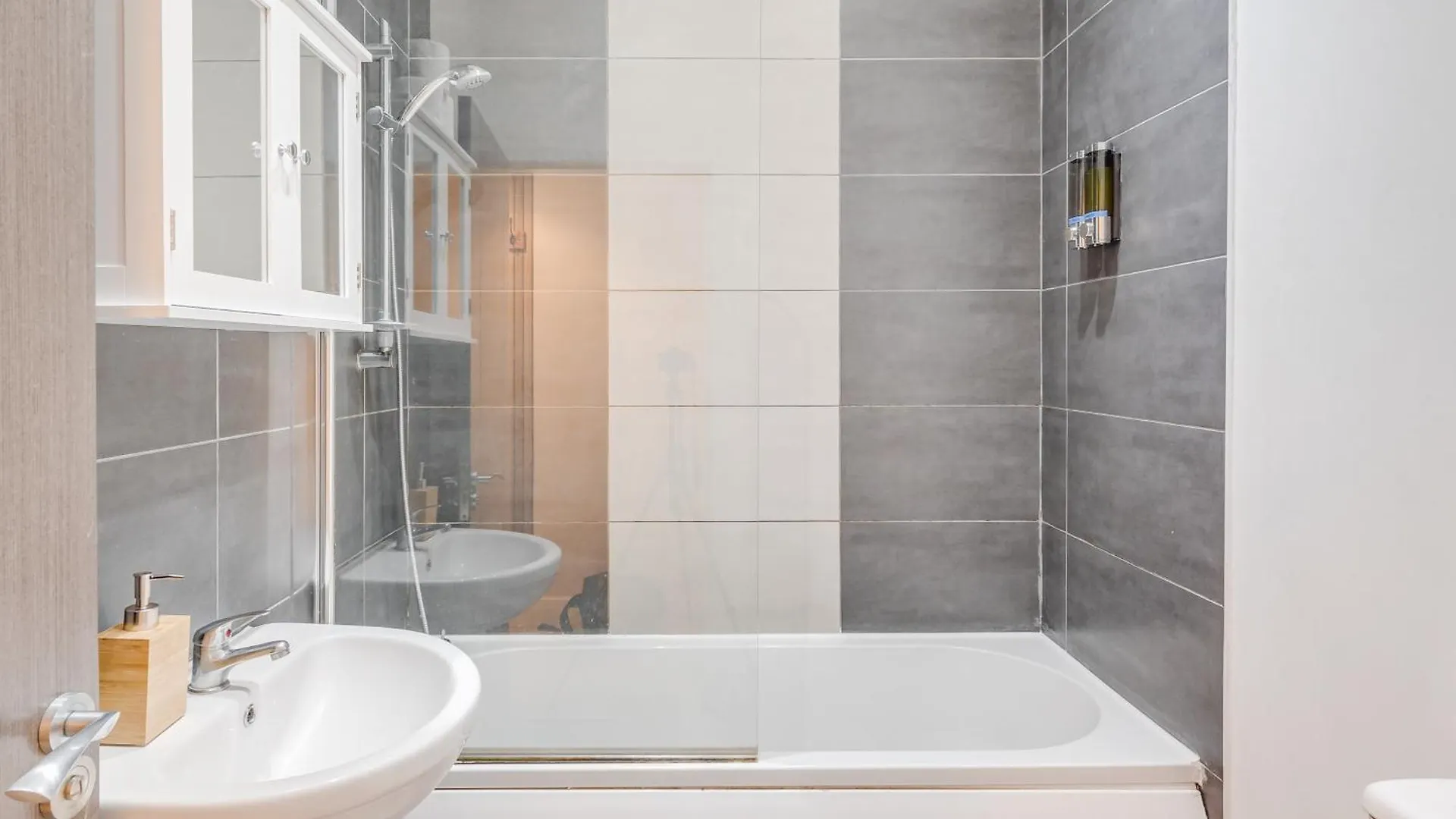 Cosy 1Br Relocation Contractors Family With Parking Apartment Cardiff